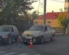 В центре Мариуполя столкнулись две легковушки (ФОТО)