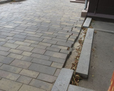 У городского лицея в центре Мариуполя рассыпается кладка нового тротуара (ФОТОФАКТ)