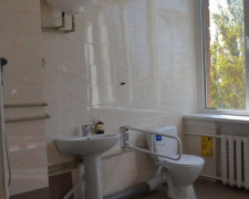 В мариупольской больнице оборудовали санитарную комнату для людей с инвалидностью (ФОТО)