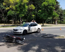 В Мариуполе мотоцикл столкнулся с автомобилем: пострадавший в больнице (ФОТО)