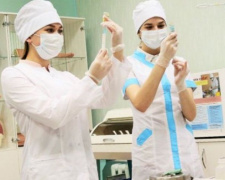 Врачи на 3,5 тысячи гривен больше, медсестры - на 2,5. Правительство озвучило размеры повышения зарплат медикам
