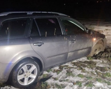 В Мариуполе спасатели доставали автомобиль из грязи
