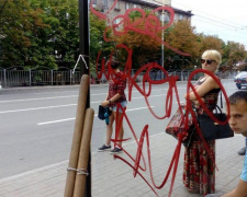 Прозрачные объекты в Мариуполе травмируют птиц и возбуждают street art хулиганов (ФОТОФАКТ)