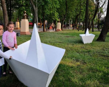 В мариупольском парке появились огромные «бумажные» кораблики (ФОТО)