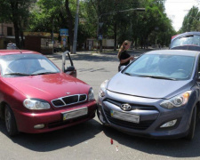 В центре Мариуполя столкнулись две иномарки (ФОТО+ВИДЕО)