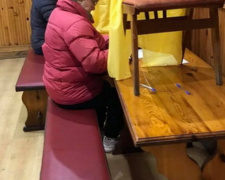 Курьезы на избирательных участках: украинцам приходится заполнять бюллетени «на коленке»