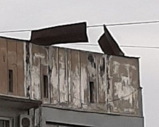 В Мариуполе сильным ветром сорвало часть крыши многоэтажного дома