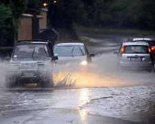 Из-за сильного дождя в центре Мариуполя временно возник транспортный коллапс