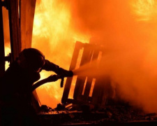 В Мариуполе горела заброшка: обнаружили тело