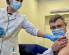 Кого из украинцев отстранят от работы в январе из-за отсутствия вакцинации от COVID-19