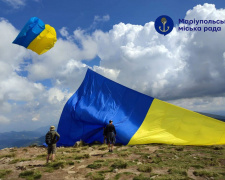 Маріупольські вчителі підняли прапор України на Говерлі та встановили рекорд (фото)