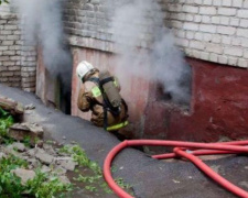 В Мариуполе горел подвал многоэтажки: в дыму оказался мужчина (ФОТО)