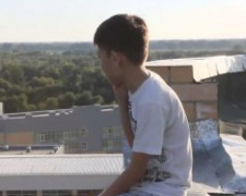 В Мариуполе ребенка снимали с крыши дома: понадобилась помощь спасателей