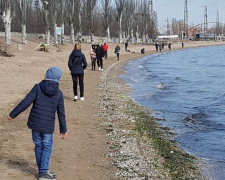 Карантин на побережье: мариупольцы массово отдыхают на пляже (ФОТОФАКТ)