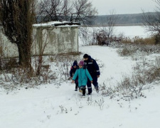  На Донетчине два ребенка провалились под лед водохранилища (ФОТО)