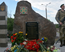  На месте гибели пограничников в Мариуполе появился памятный знак (ФОТО)