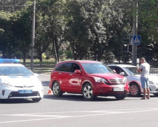 В центре Мариуполя столкнулись Chevrolet и Honda (ФОТОФАКТ)