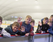 Мариупольские школьники испытали на прочность лед Mariupol Ice Center незадолго до открытия арены