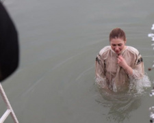 Более тысячи мариупольцев окунулись в крещенскую воду