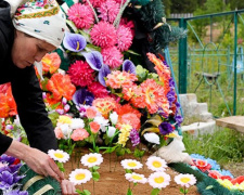 Украинцев просят не нести на кладбища искусственные цветы
