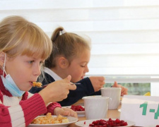 Дети сказали: вкусно! Как современный пищеблок и новая столовая стали «изюминкой» мариупольской школы