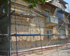 «Трещал по швам»: в Мариуполе реанимируют аварийный дом (ФОТО)