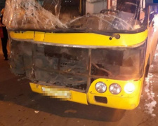 Утреннее ДТП: в Мариуполе невнимательность водителя маршрутки едва не привела к трагедии (ФОТО)