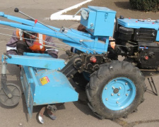 В Мариуполе «железный конь» пришел на смену лопатам землекопов (ФОТО)