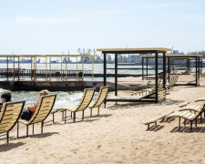 На мариупольских пляжах в десятки раз сократилось количество отдыхающих в выходные
