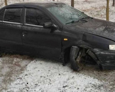 Автомобиль слетел с дороги в Мариуполе, водитель скрылся