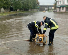 На Донетчине обильный дождь затопил улицы: спасатели откачивают воду (ФОТО)