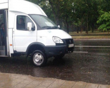 В Мариуполе из-за дождя затопило маршрутку (ВИДЕО)