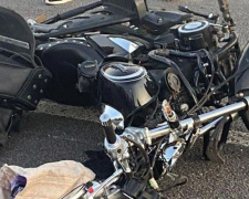 Под Мариуполем мотоцикл влетел в автомобиль: водитель госпитализирован