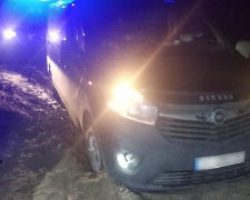 Под Мариуполем водитель застрял на грунтовой дороге