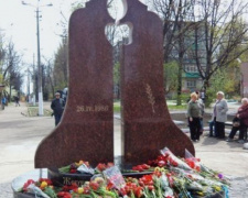 В Мариуполе у памятника жертвам Чернобыльской трагедии установят мемориальные плиты и облагородят территорию