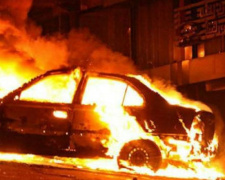 В Мариуполе мужчина поджег свой автомобиль с газовым баллоном  (ВИДЕО)