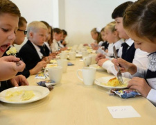 Мариупольцы просят вернуть бесплатное питание в школах