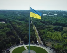 Крупнейший флаг в регионе. На Донетчине вместе со всей Украиной подняли в небо сине-желтый стяг
