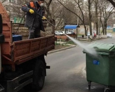 В Мариуполе ежедневно обрабатывают дезрастворами мусорные контейнеры (ФОТО)