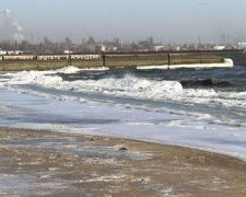Море «отступает», а мариупольцы, несмотря на мороз, гуляют на побережье (ФОТО)