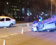 В Мариуполе от столкновения перевернулся автомобиль (ФОТО+ВИДЕО)