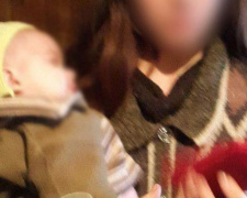 Пьющая мать, грязь и вонь: на Донетчине полицейские забрали младенца в больницу (ФОТО)
