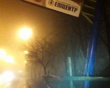 В центре Мариуполя над пешеходами нависла опасность (ФОТОФАКТ)