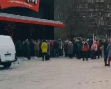 Карантин по-мариупольски: сотни людей толпились под магазином из-за розыгрыша телевизора (ВИДЕО)