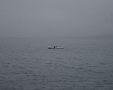Почти сутки в открытом море близ Мариуполя ищут трех рыбаков