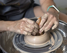 Мариупольцы из глины делают особую посуду и сувениры