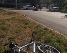 В Мариуполе велосипедист врезался в автомобиль. Пострадал пенсионер