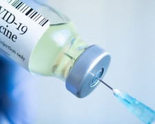 Кто из украинцев получит третью дозу COVID-вакцины?