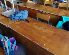 Мариупольцы жалуются на занозы и рваную одежду от школьной мебели