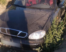 В Мариуполе автомобиль застрял в канаве. Водитель исчез с места ДТП (ФОТО)